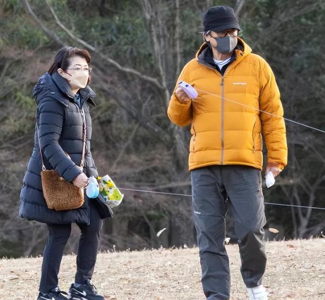 身材发福腿更弯了昔日女神变成了普通老太太j9九游会入口首页65岁山口百惠近况：(图2)