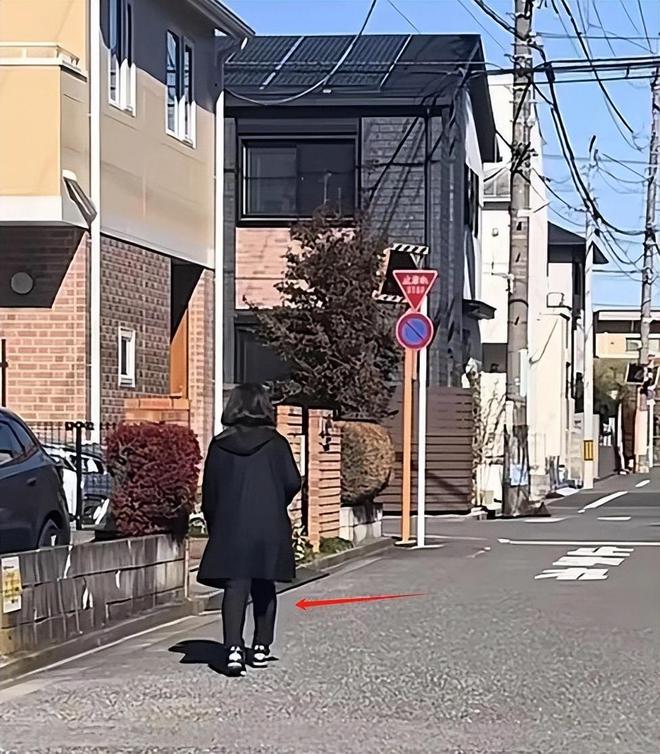 身材发福腿更弯了昔日女神变成了普通老太太j9九游会入口首页65岁山口百惠近况：(图5)