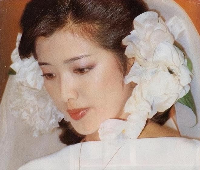身材发福腿更弯了昔日女神变成了普通老太太j9九游会入口首页65岁山口百惠近况：(图9)