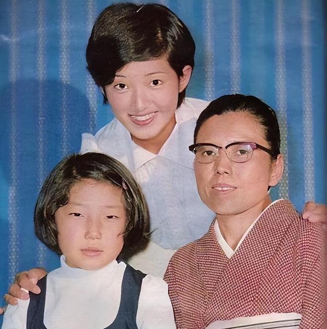 身材发福腿更弯了昔日女神变成了普通老太太j9九游会入口首页65岁山口百惠近况：(图11)
