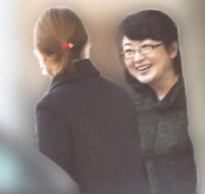 身材发福腿更弯了昔日女神变成了普通老太太j9九游会入口首页65岁山口百惠近况：(图7)