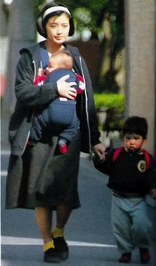 身材发福腿更弯了昔日女神变成了普通老太太j9九游会入口首页65岁山口百惠近况：(图6)