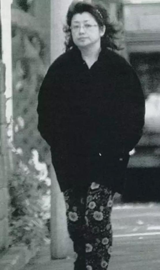身材发福腿更弯了昔日女神变成了普通老太太j9九游会入口首页65岁山口百惠近况：(图10)