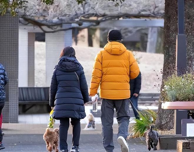 身材发福腿更弯了昔日女神变成了普通老太太j9九游会入口首页65岁山口百惠近况：(图12)