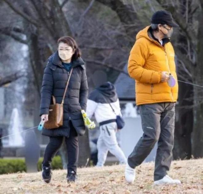 身材发福腿更弯了昔日女神变成了普通老太太j9九游会入口首页65岁山口百惠近况：(图13)