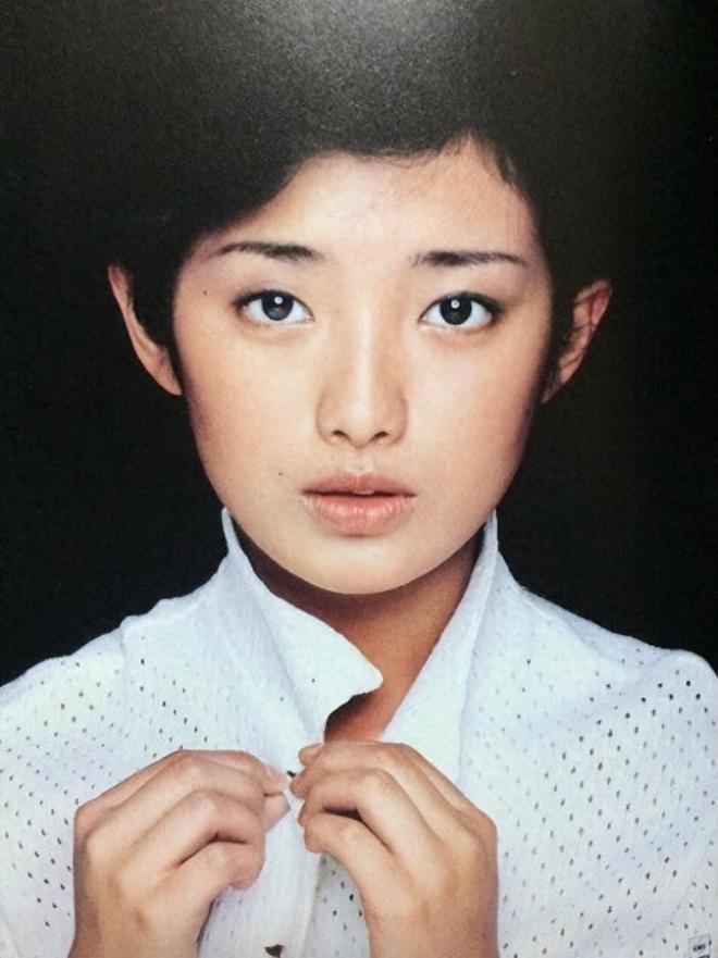 身材发福腿更弯了昔日女神变成了普通老太太j9九游会入口首页65岁山口百惠近况：(图15)