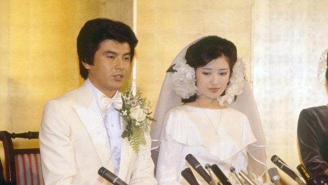 身材发福腿更弯了昔日女神变成了普通老太太j9九游会入口首页65岁山口百惠近况：(图14)