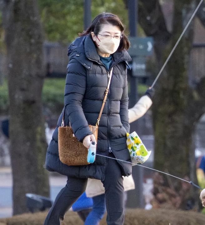 身材发福腿更弯了昔日女神变成了普通老太太j9九游会入口首页65岁山口百惠近况：(图18)