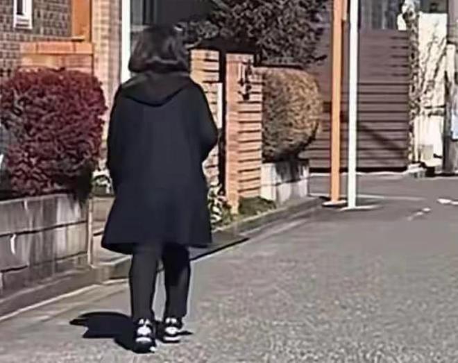 身材发福腿更弯了昔日女神变成了普通老太太j9九游会入口首页65岁山口百惠近况：(图16)