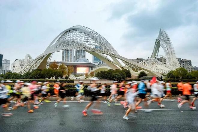 枪！全新参赛服和完赛奖牌发布光谷造人形机器人将助阵赛场j9九游会真人游戏第一2025光谷马拉松11月16日鸣(图4)
