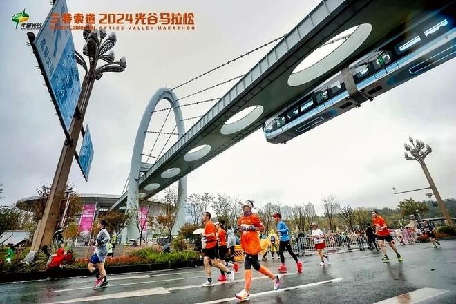 枪！全新参赛服和完赛奖牌发布光谷造人形机器人将助阵赛场j9九游会真人游戏第一2025光谷马拉松11月16日鸣(图7)